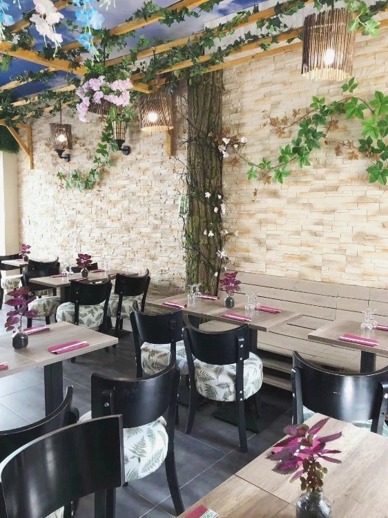 Ambiance verdoyante du restaurant